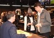 AIK-shop med Oscar och Rashidi